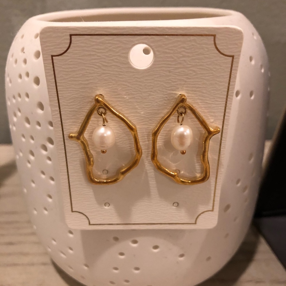 Brand New pearl earrings